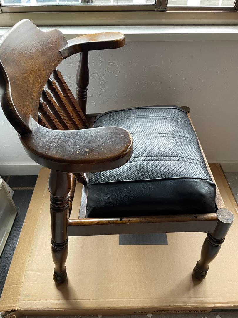アンティーク 木製アームチェア 黒クッション