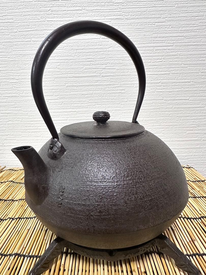 未使用、保管品　南部長文堂　長谷川 光昭造　駒形糸目　南部鉄瓶　南部鉄器　鉄瓶