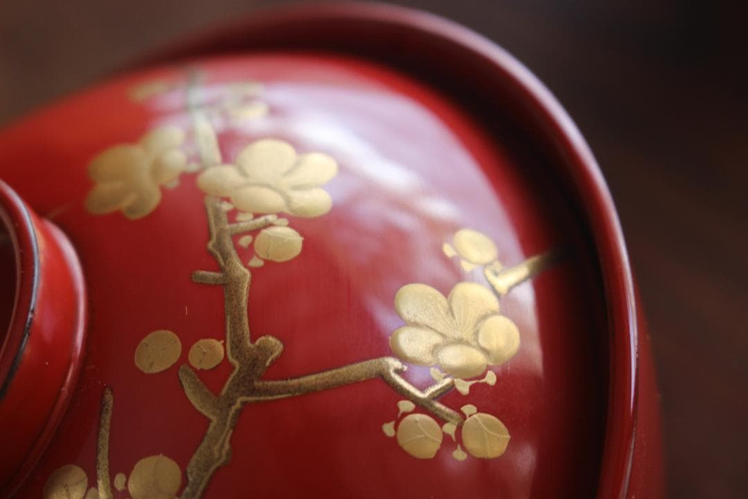 デッドストック！時代朱漆に優美な松竹梅蒔絵の映えるお椀2点（検