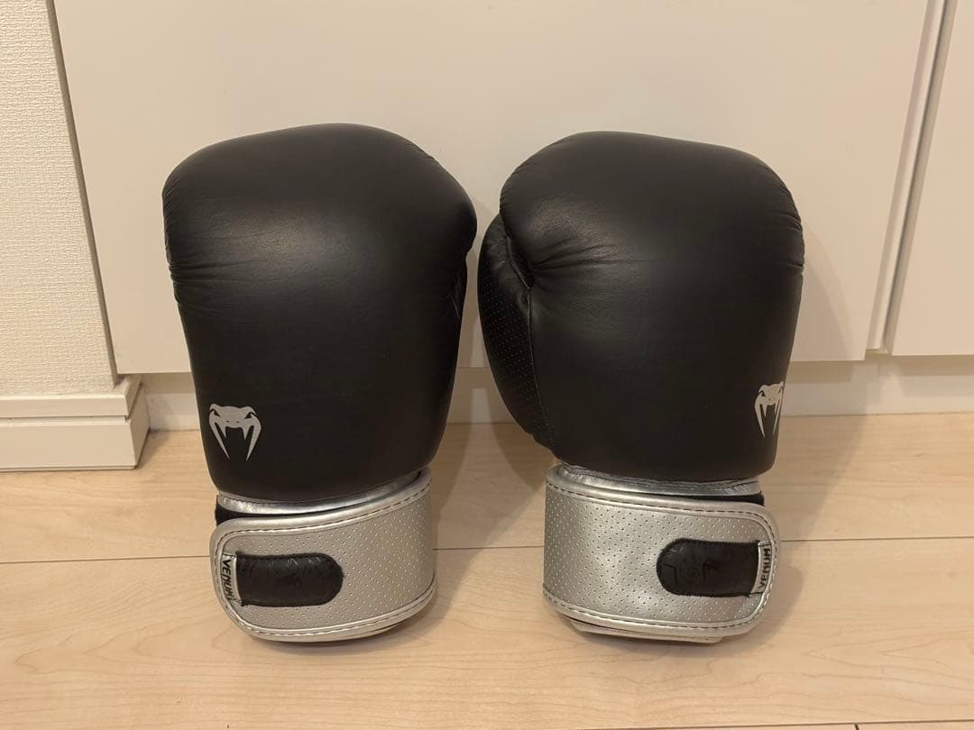 Venum Power 2.0 ボクシンググローブ ブラック/シルバー Venum Power 2.0 Boxing Gloves - Black/Silver - Venum