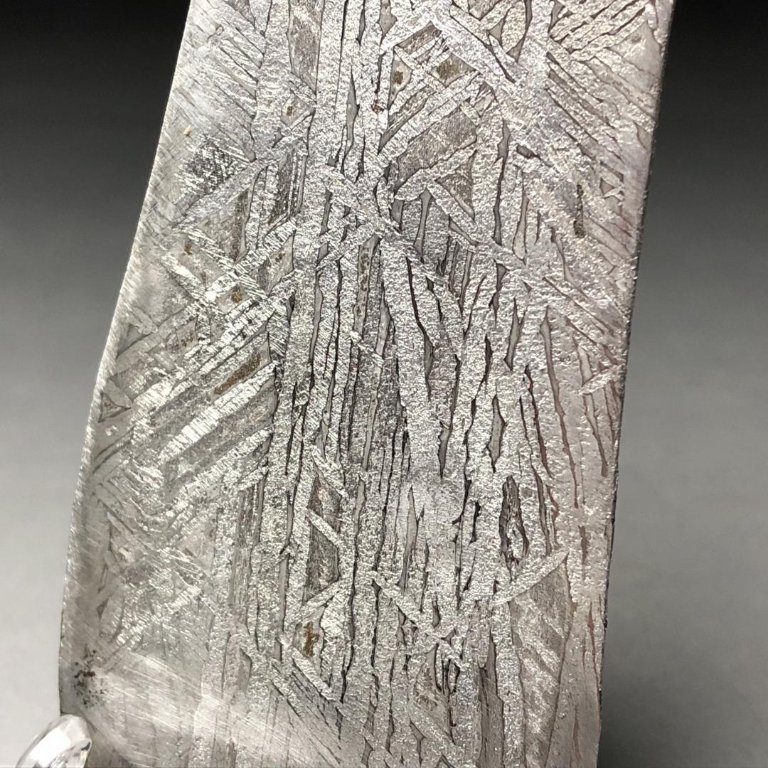 み*ん様 隕石 鉄隕石 アルタイ隕石 ナチュラル 原石 重さ約100g 立て