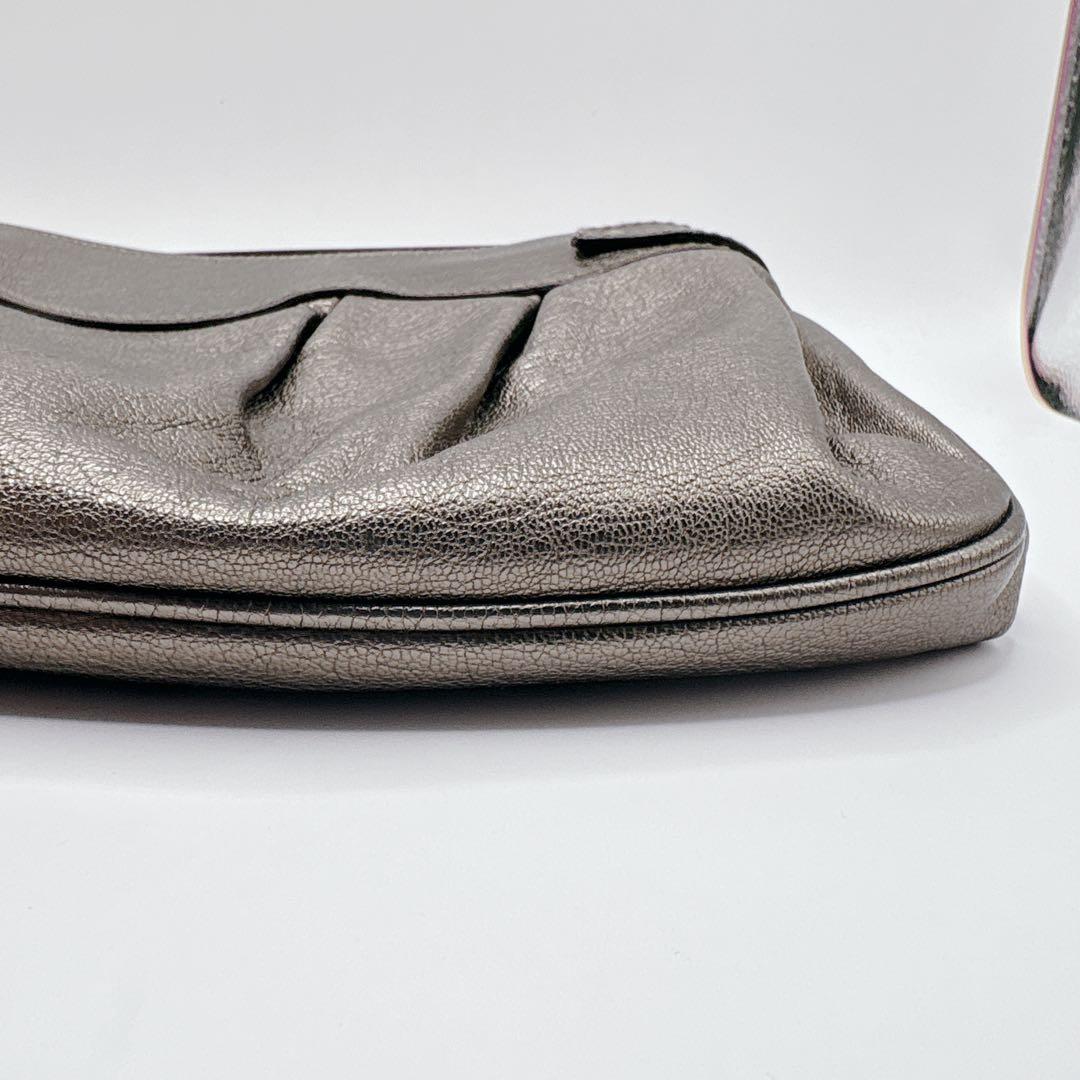 【極美品】フェラガモ　ショルダーバッグ レザー　ガンチーニ　メタリックシルバー