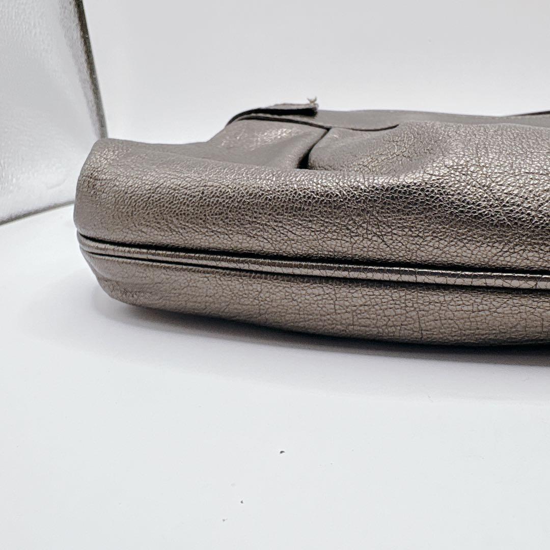 【極美品】フェラガモ　ショルダーバッグ レザー　ガンチーニ　メタリックシルバー