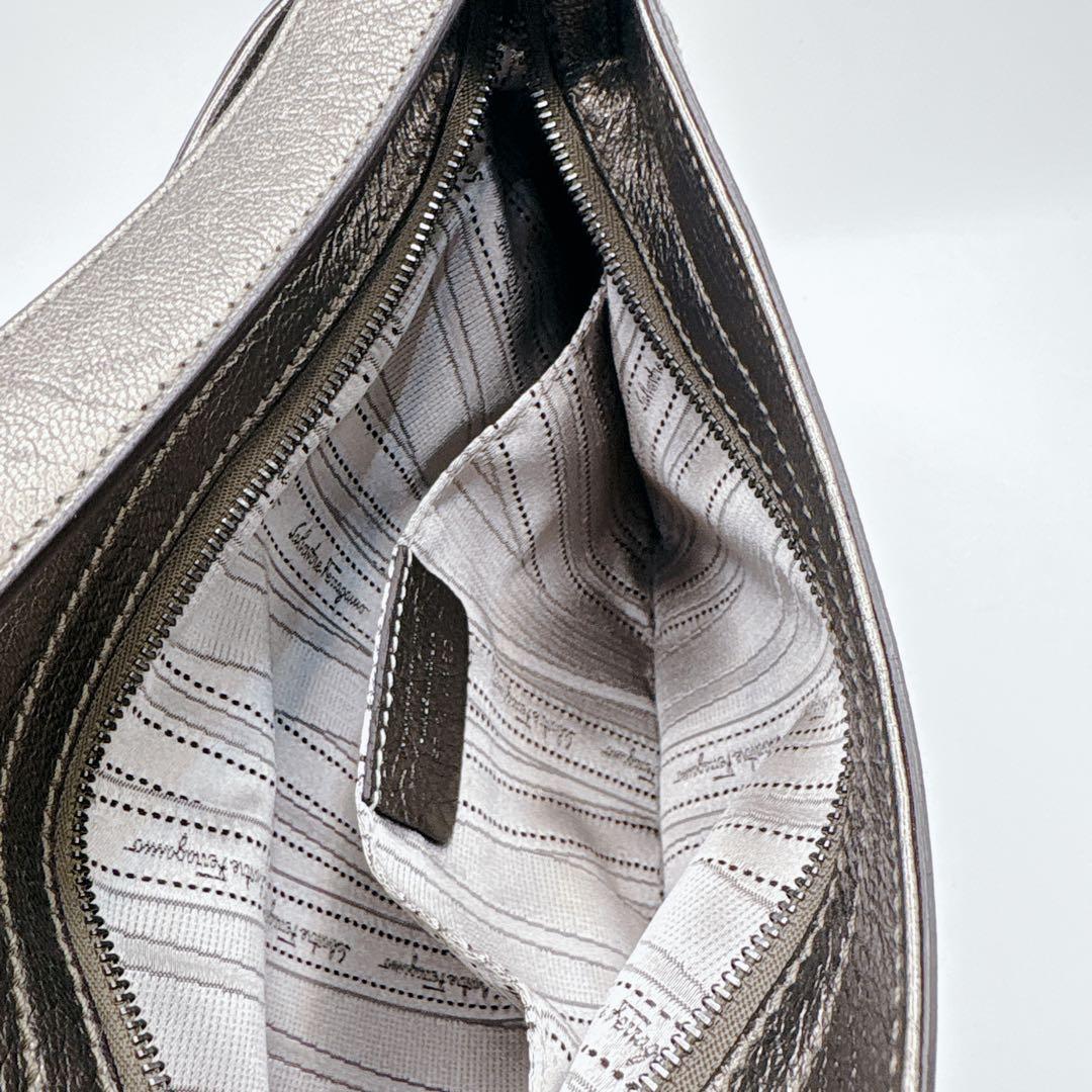 【極美品】フェラガモ　ショルダーバッグ レザー　ガンチーニ　メタリックシルバー