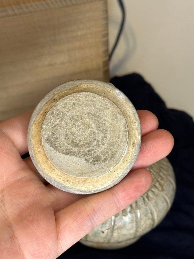 中国宋元時代 高古磁器 香合 小罐 蓮花浮彫蓋 石質感釉 灰白青色 貫入 箱付き