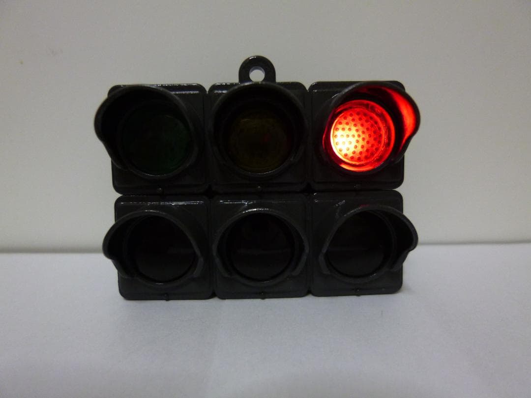 【オッチー】本物志向改造　信号機ガチャ（青色矢印３灯　ブラックグレー）