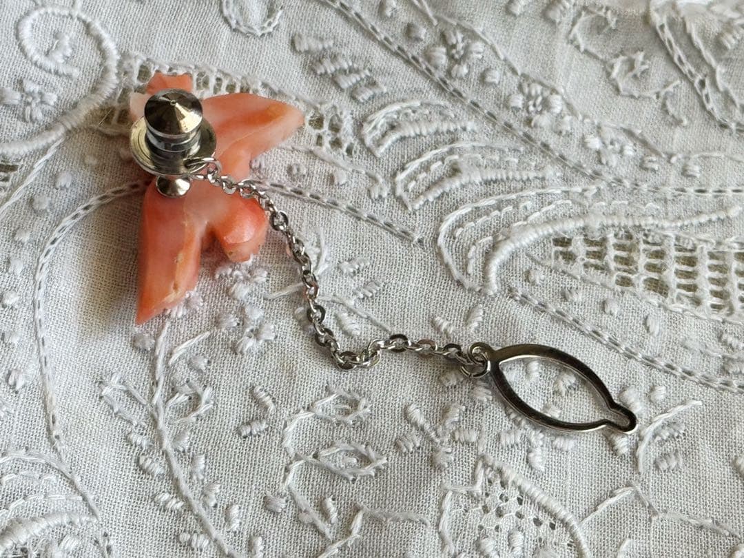 桃珊瑚 幸せのピンクの鳥 ピンブローチ 四葉のクローバー 小鳥