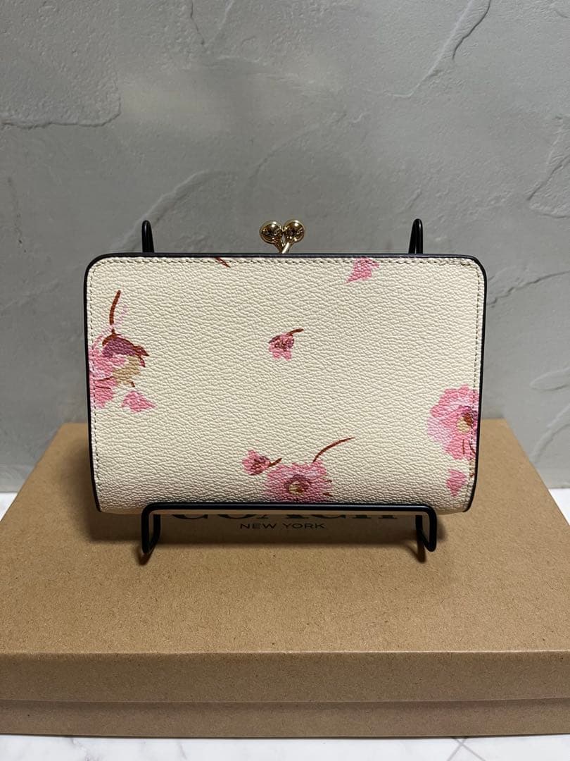✨️新品未使用✨️新品未使用COACH 花柄 二つ折り財布 ホワイト