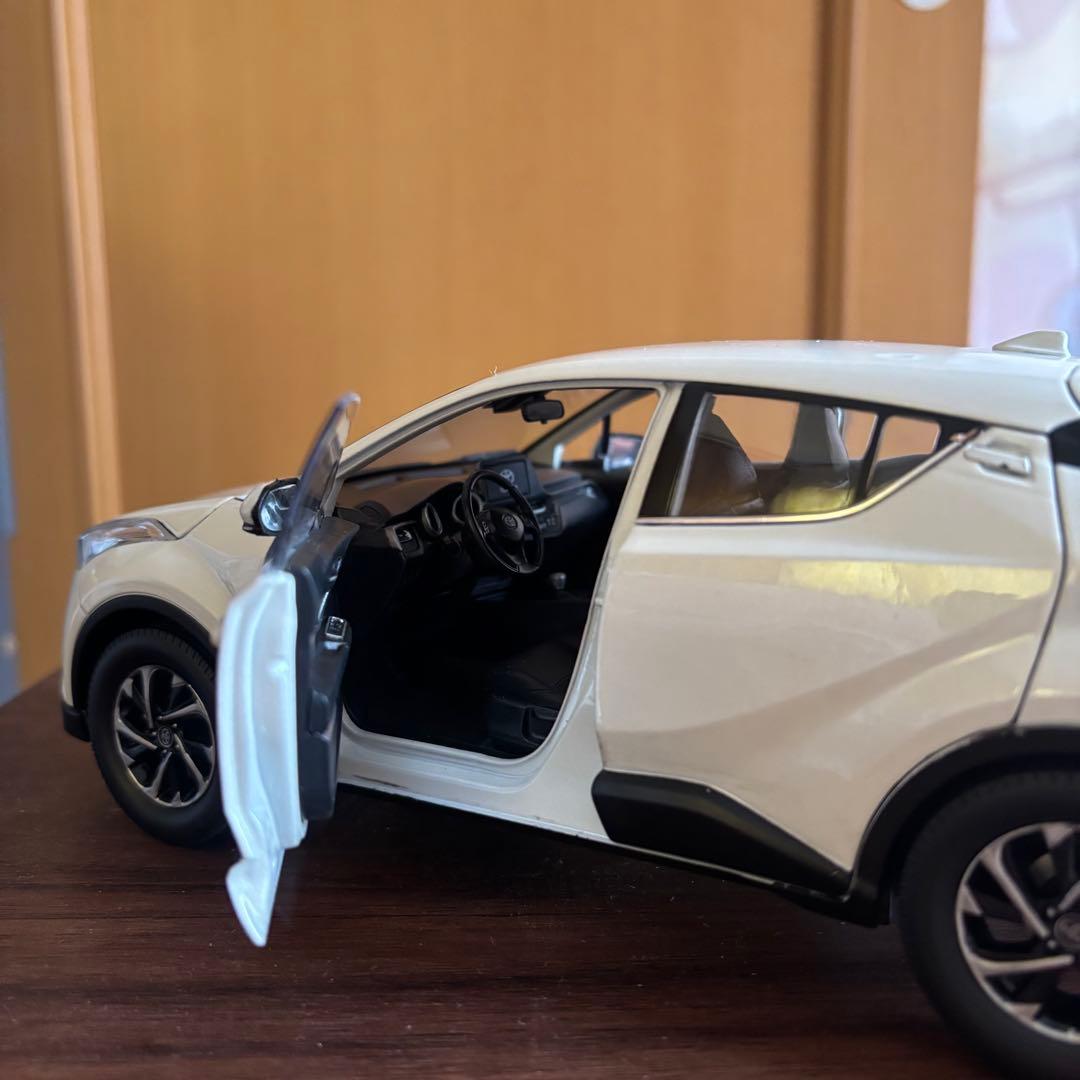 【超希少品】トヨタ自動車模型 1/18中国オリジナル商品IZOA 白 CHR
