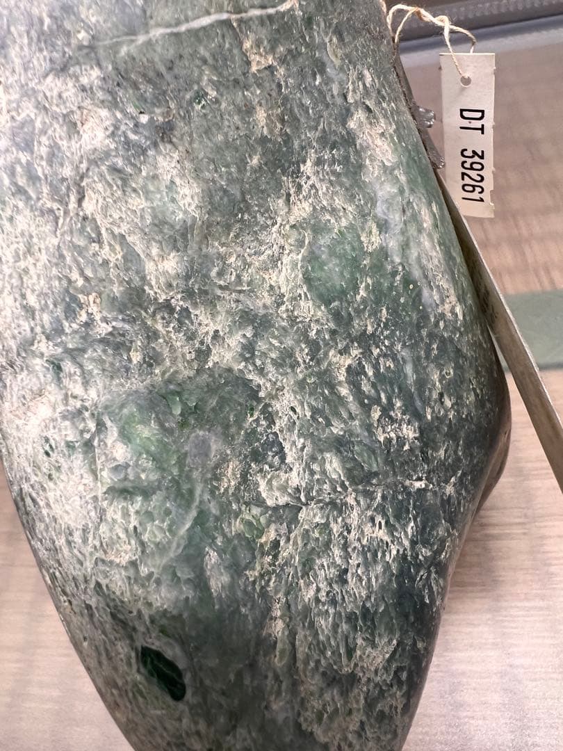 【大ぶり1点物】糸魚川産天然ネフライト 2356.7g 鑑定品　原石　天然石