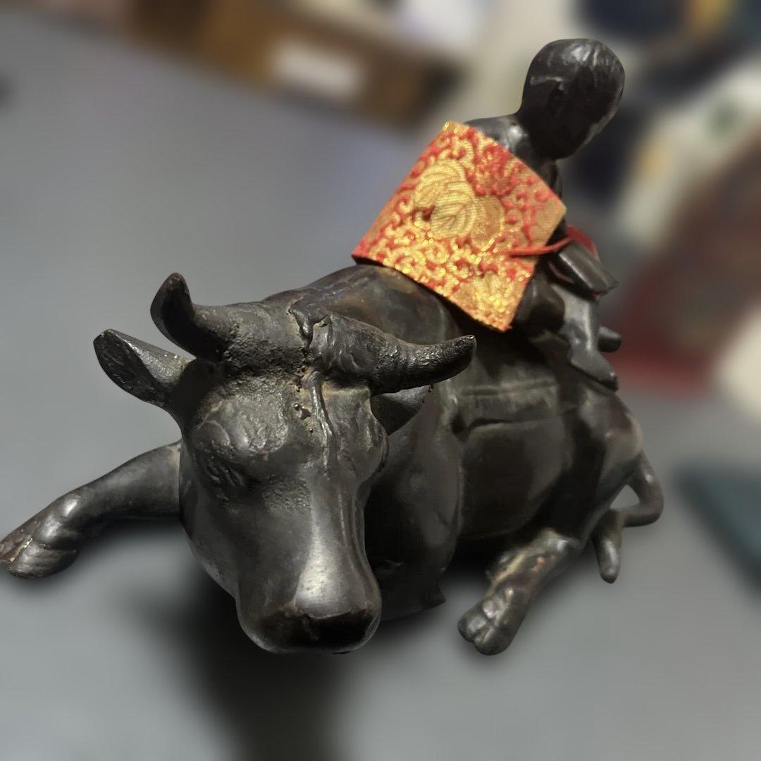 金属製 牛と子供の彫刻