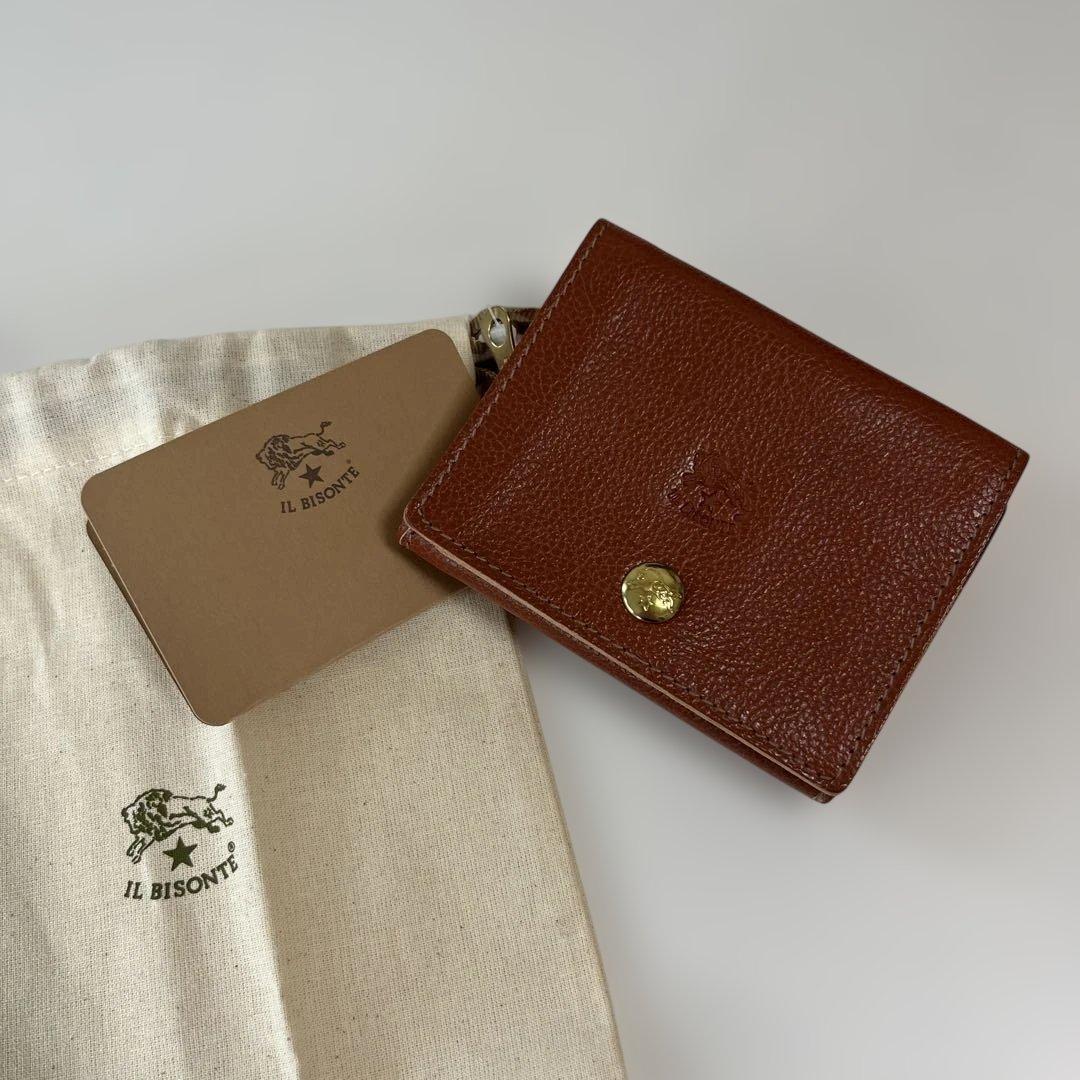 新品 イルビゾンテ 財布 折り財布 スナップ レザー　牛革　未使用 IL BISONTE（イルビゾンテ） 財布 二つ折り財布 レザーストラップ付き