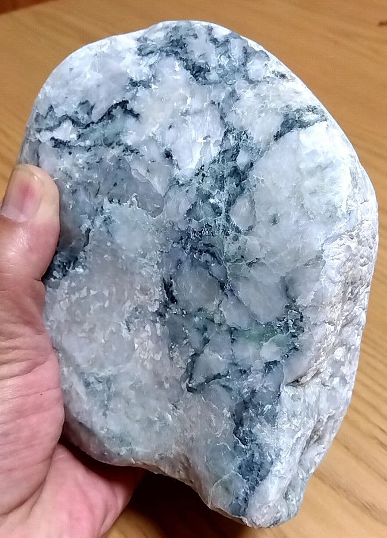 ☆翡翠原石☆糸魚川転石硬玉【横川・川ズレ青・化粧磨き2.3kg】 - メルカリ