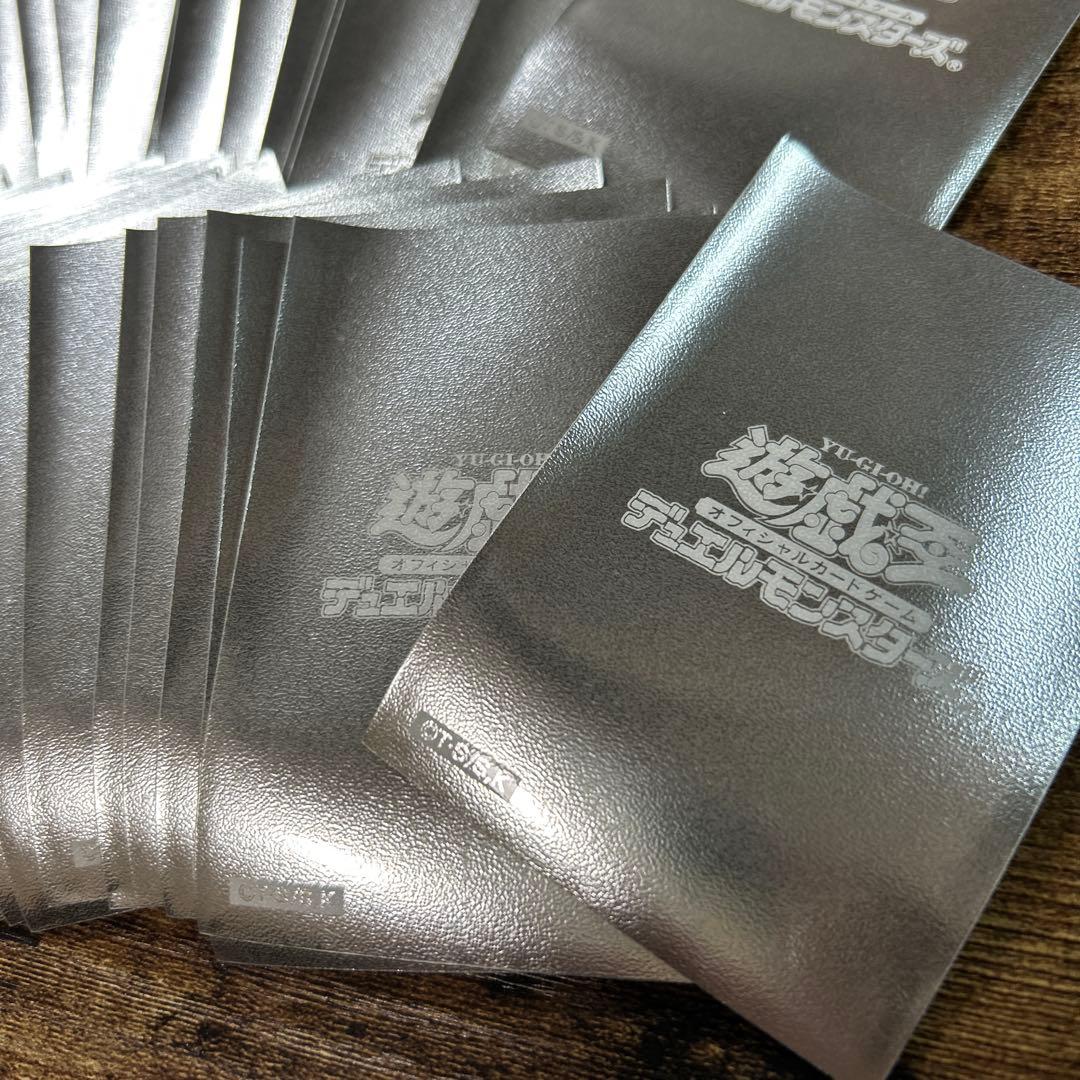 遊戯王　公式　スリーブ 72枚　初期ロゴ メタリックシルバー　未使用品