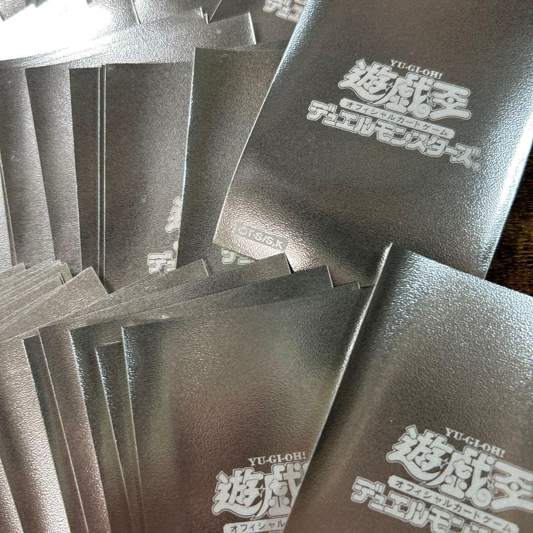 遊戯王　公式　スリーブ 72枚　初期ロゴ メタリックシルバー　未使用品