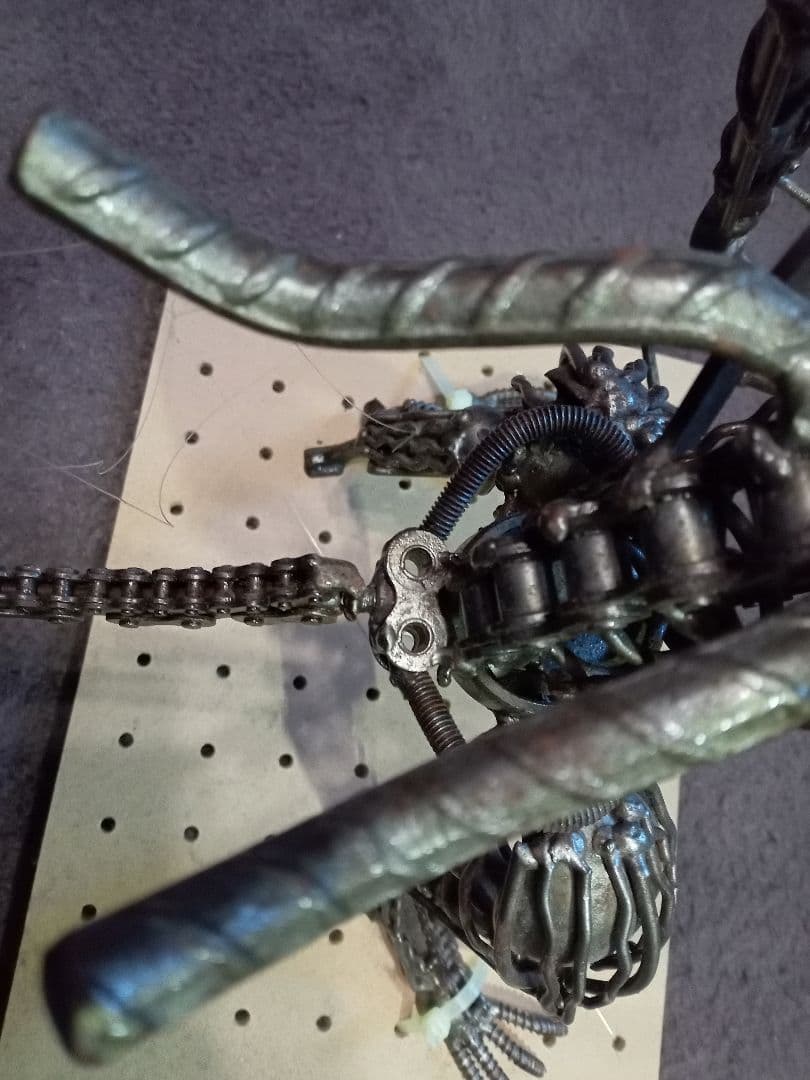 メタルアート　エイリアン　廃材アート