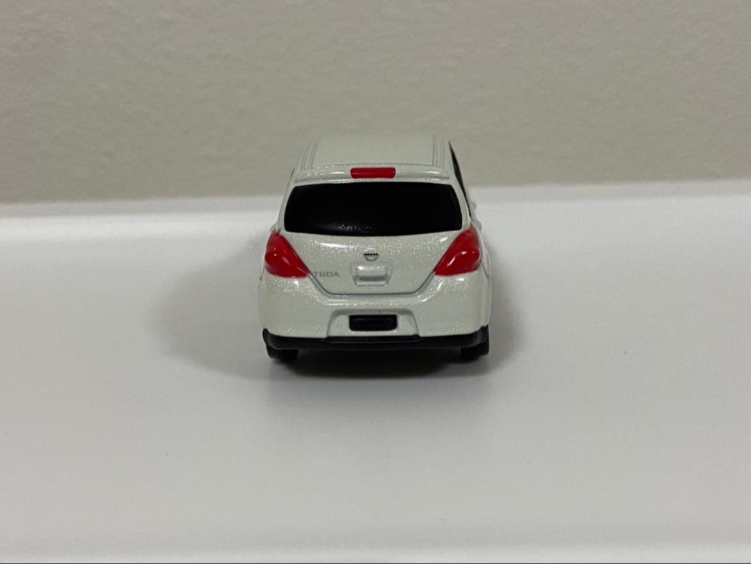 トミカ　日産　ティーダ　ホワイトパール