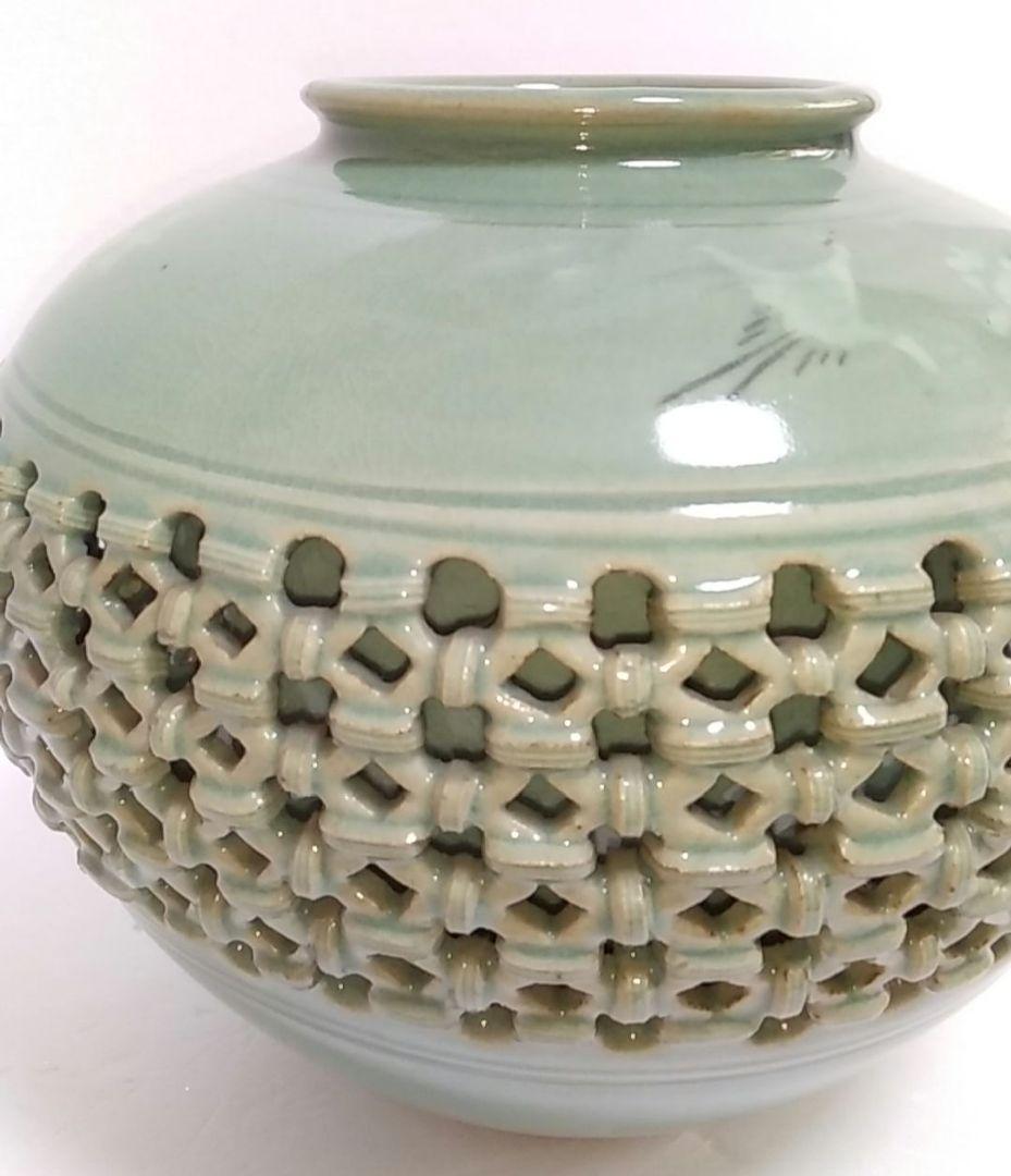 高麗青磁 透かし彫り花瓶 グリーン系 （海泉 印）