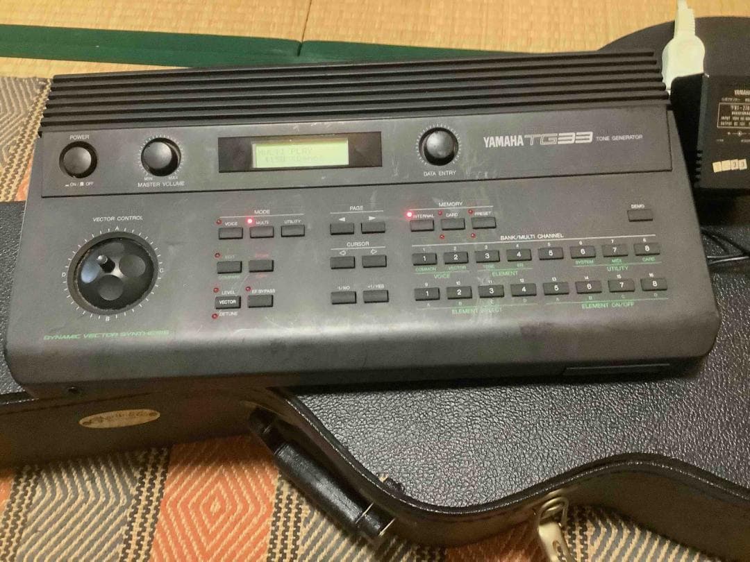 YAMAHA TG33 シンセサイザー