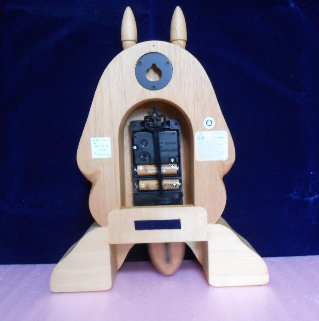 ♡葉月★・・♡　木に座るトトロの木製置き時計(掛け時計兼用)