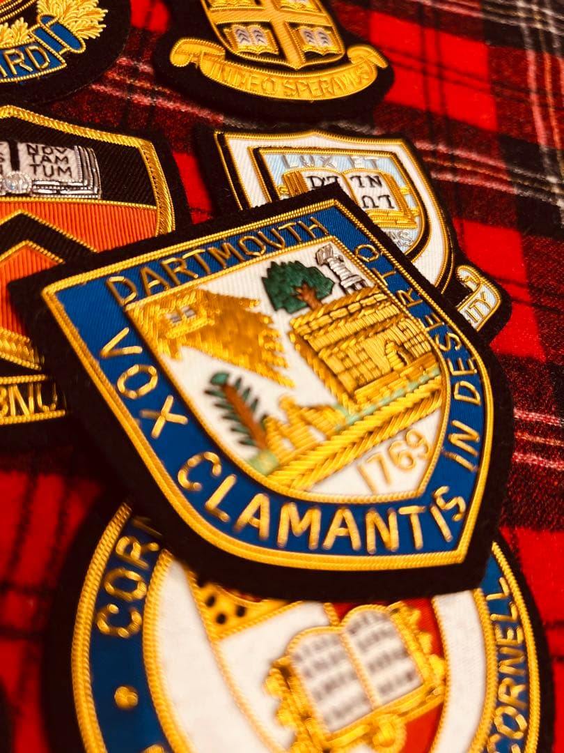 アイビーリーグ校章エール大学、アメリカ東部8大学の金モール