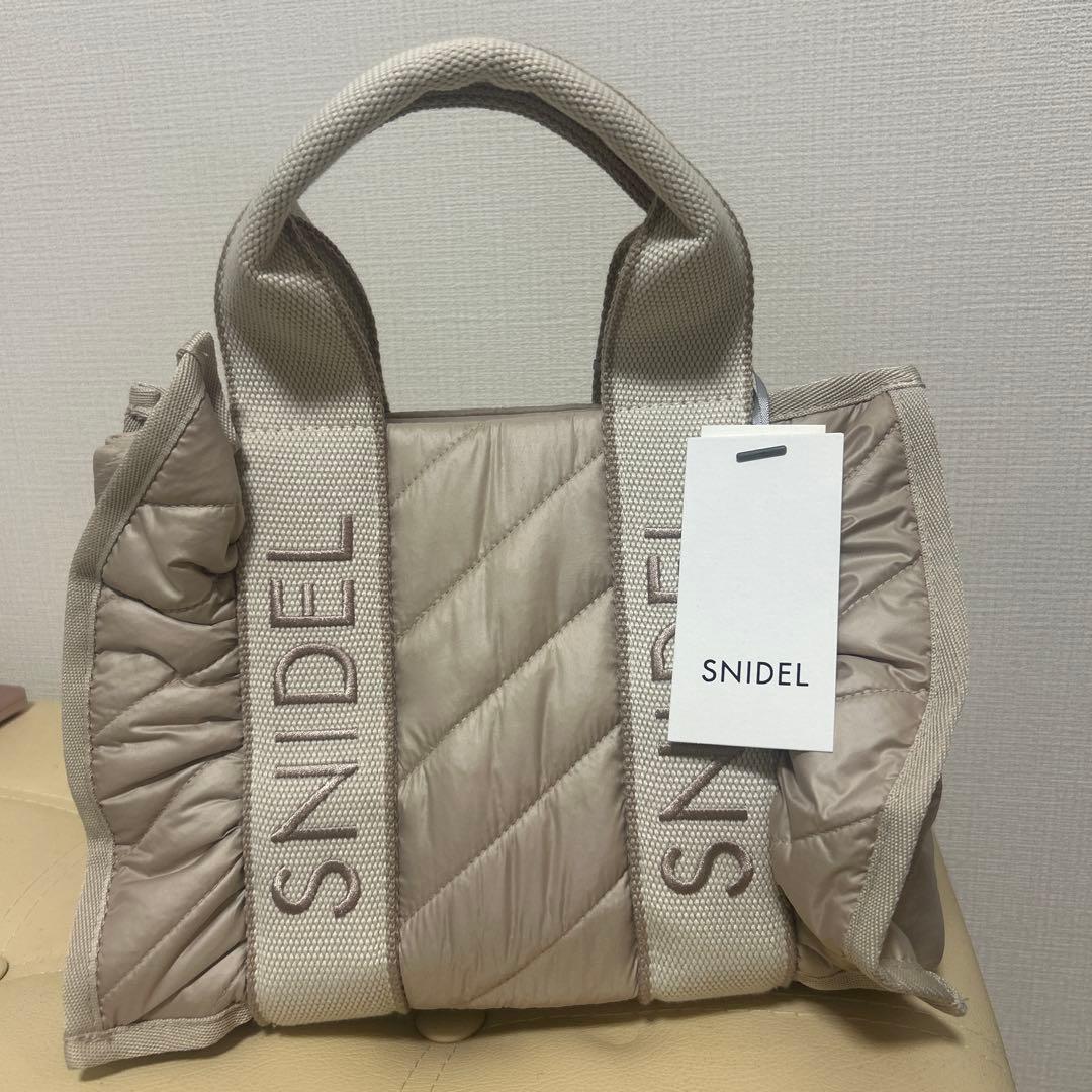 SNIDEL キルティングバッグ ベージュ　元値15,000円 SNIDEL（スナイデル）の「キルティングロゴバッグ（ショルダーバッグ