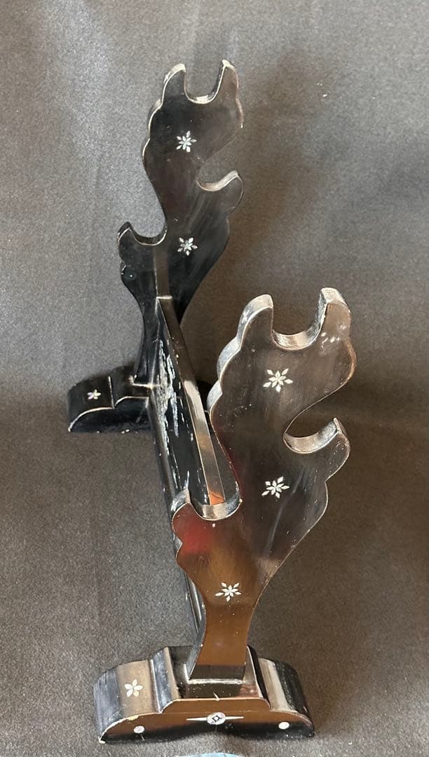 時代物 黒漆塗 螺鈿細工山水人物図 刀掛け 3本掛 高さ約42cm 螺鈿細工