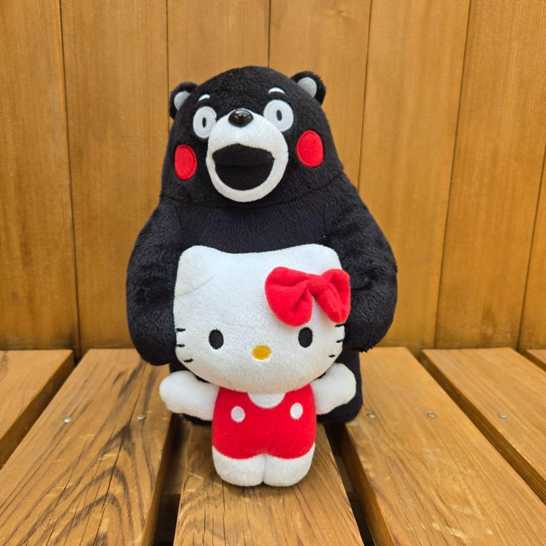 くまモン × サンリオ キティちゃん 熊本限定 ぬいぐるみ 26㎝ - メルカリ