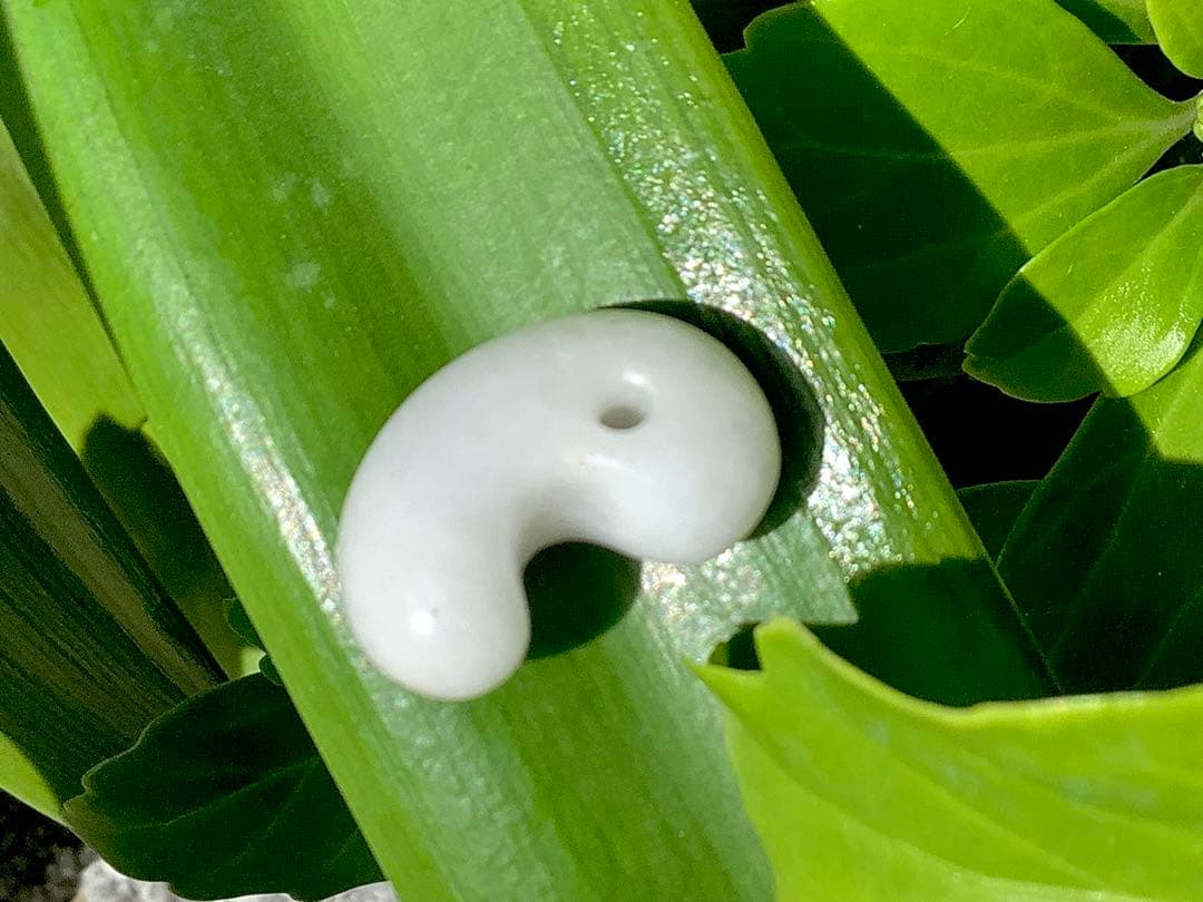 糸魚川翡翠白勾玉 極上品質の太陽光透過 鑑別書付 お守りに本物を