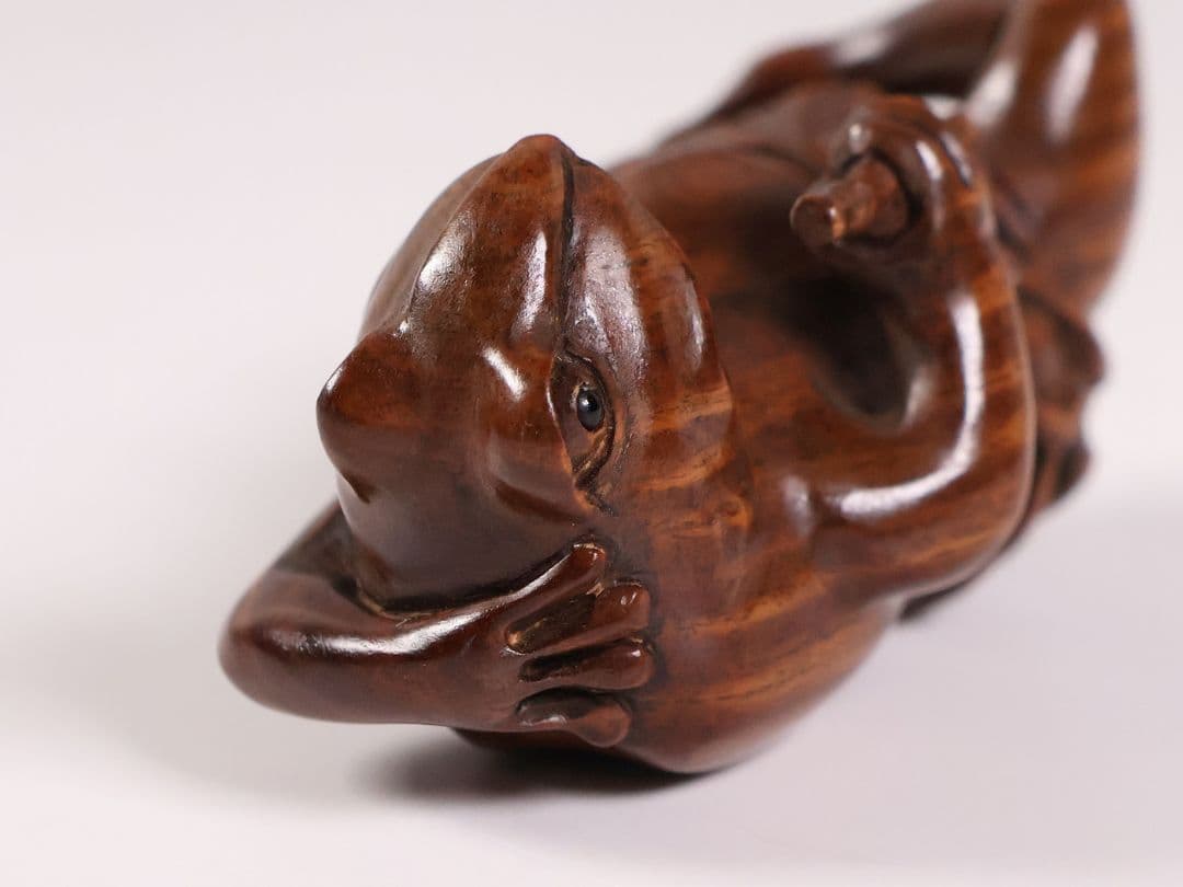 木製 提物 根付 朱氏銘 蛙 煙管 寝る 彫刻 木彫【MA891】
