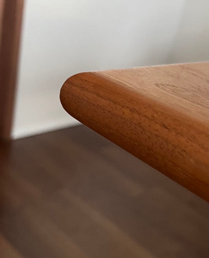 ACTUS ウォールナット無垢材のダイニングテーブル