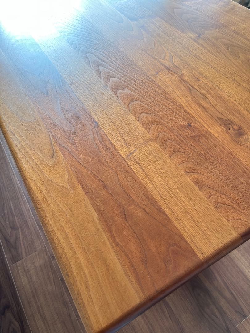 ACTUS ウォールナット無垢材のダイニングテーブル