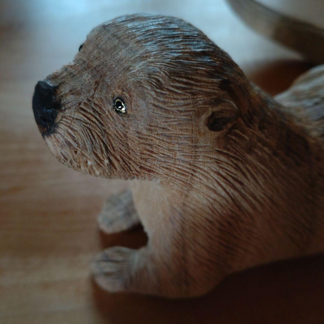 竹内紋子作　「カワウソ」　クスノキに彩色、金箔　木彫