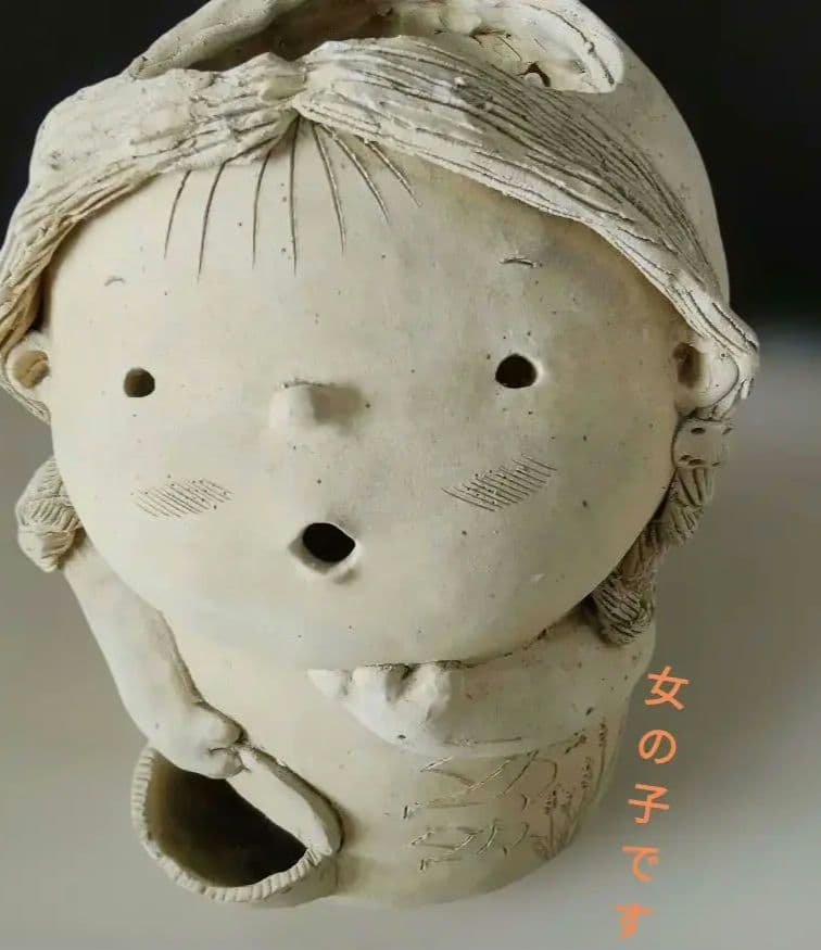 素焼き陶器·花かごを持った三つ編みの女の子と、ツノが愛らしい幼い鬼っ子