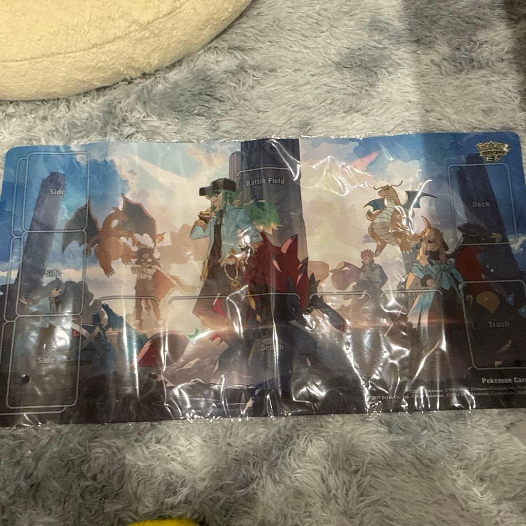 ポケモンマスターズ ポケマス ポケカ プレイマット N ダイゴ シロナ 相棒ポケモンと並んだ「N」や「シロナ」たちチャンピオンが壮観