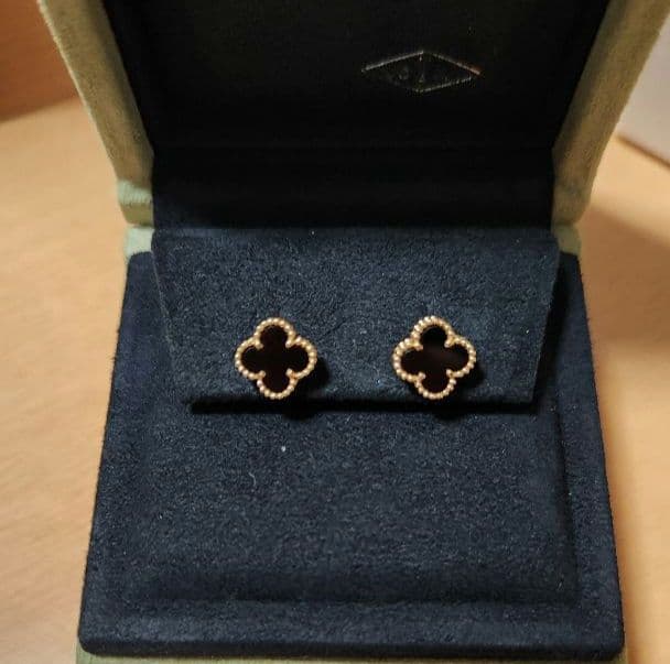 ヴァンクリーフ&アーペル　スウィートアルハンブラピアス　オニキス ヴァン クリーフ＆アーペル」人気が止まらない！オニキス派も増えてい