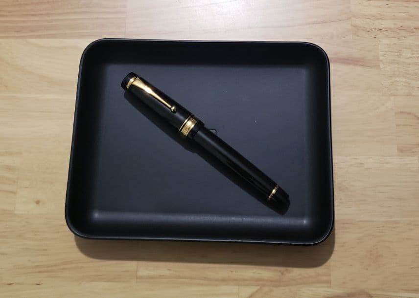 【限定】万年筆 カスタムurushi 黒 中細字(FM) ペントレー付き 即日出荷OK】PILOT（パイロット） 万年筆 カスタム URUSHI 漆黒 | ペン