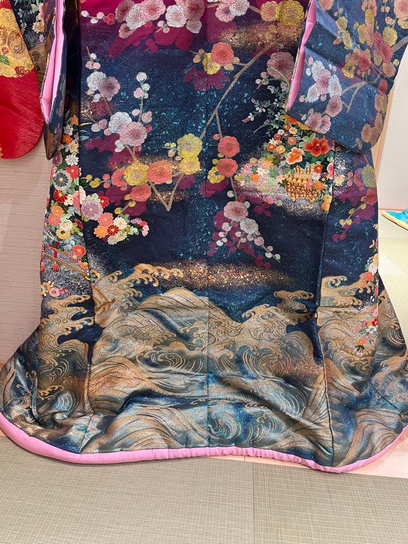 華やかな花柄刺繍の色打掛