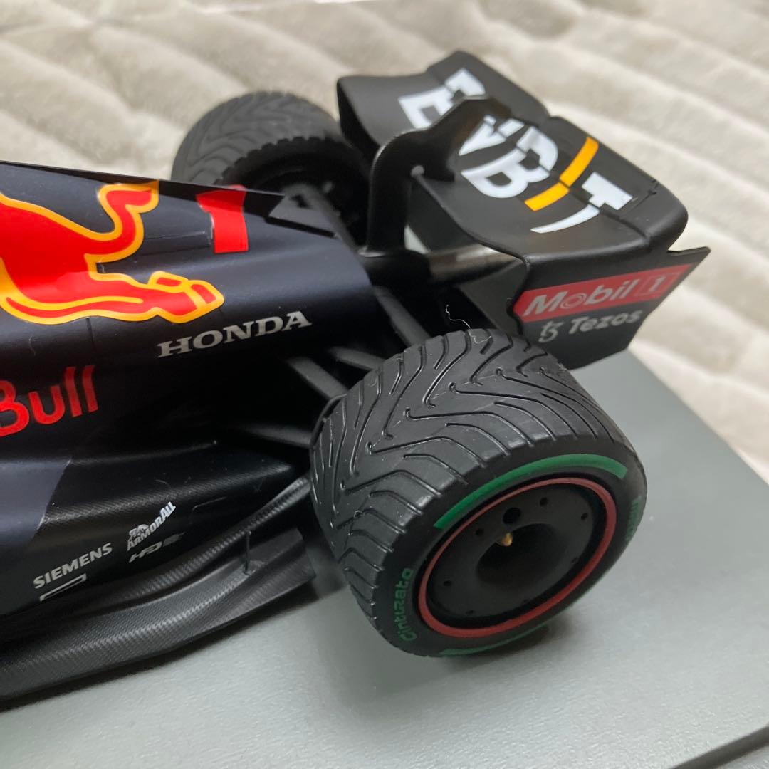 Oracle Red Bull Racing RB18 ミニカー 1/18