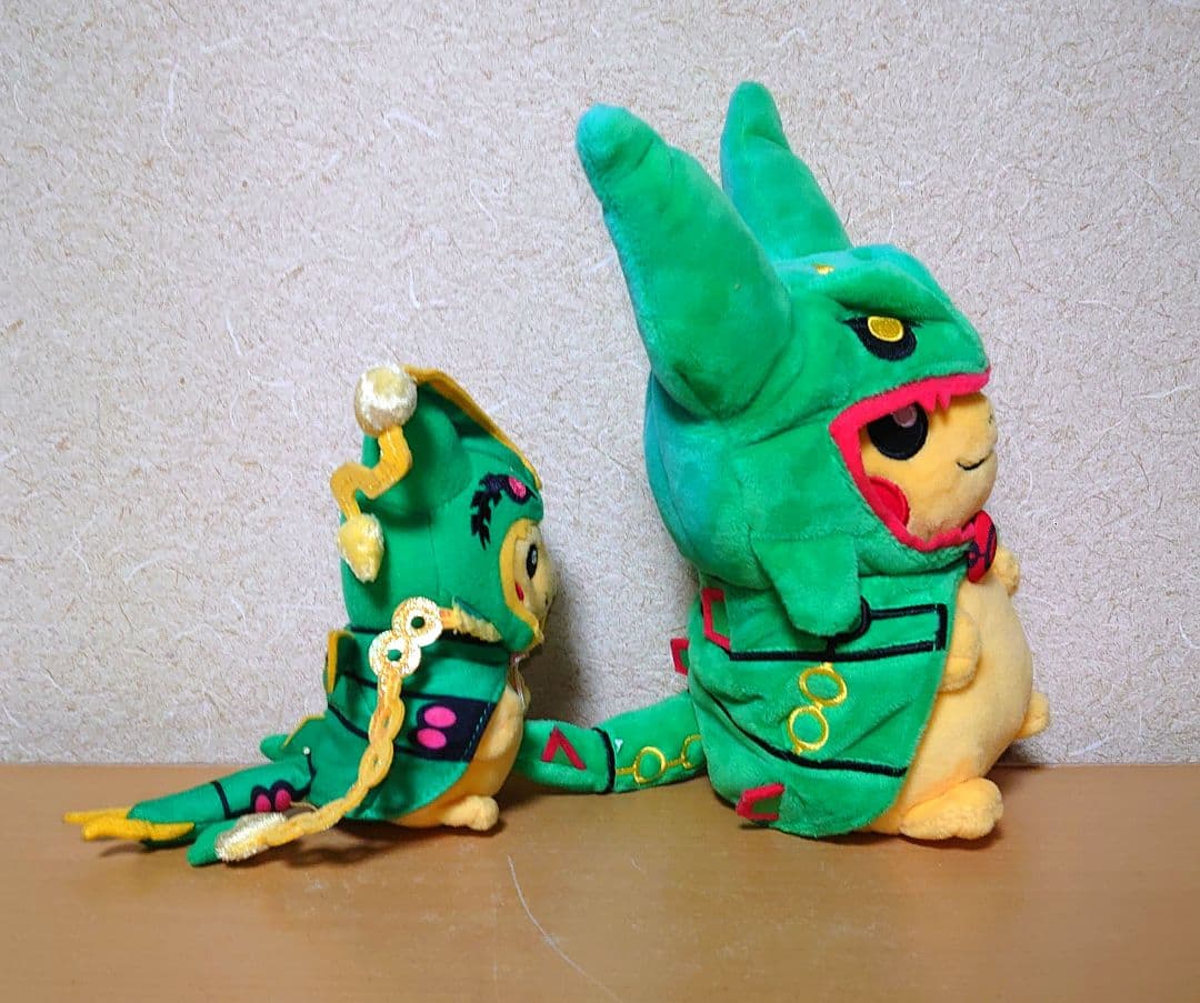 ポケモンセンター レックウザポンチョを着たピカチュウ ぬいぐるみ
