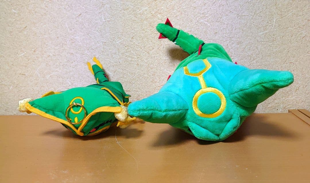 ポケモンセンター レックウザポンチョを着たピカチュウ ぬいぐるみ