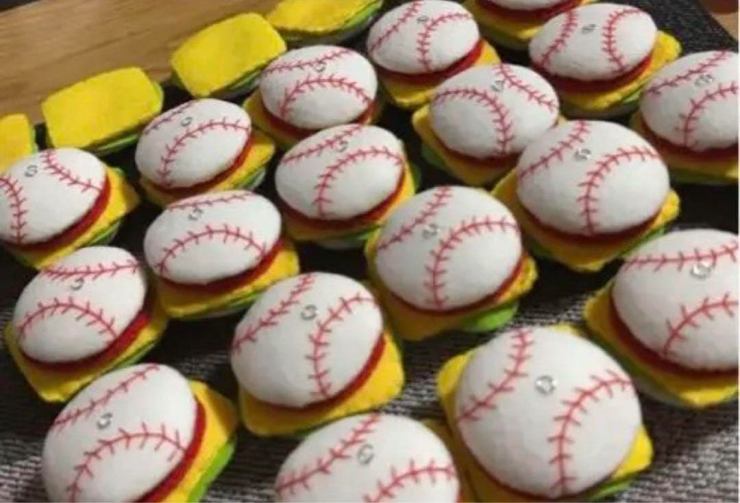 大人気】野球フェルトお守り・ハンバーガーキーホルダー - メルカリ