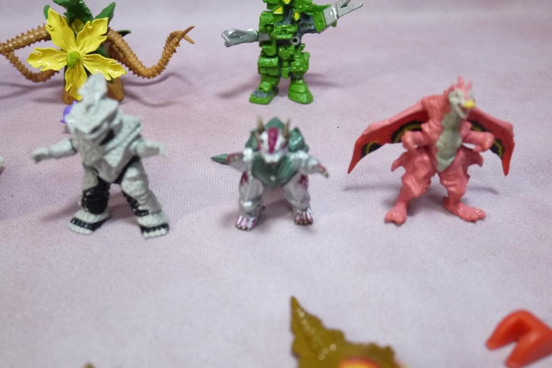 ウルトラマン　モンスター超全集　ほか　ミニフィギュア　36体