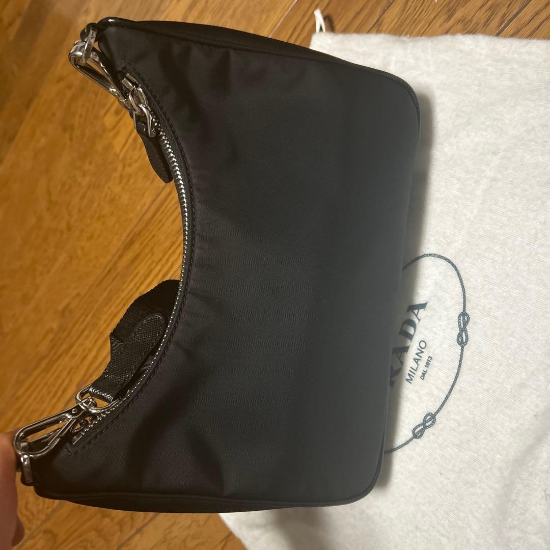 PRADA re-edition ブラック ショルダーバッグ