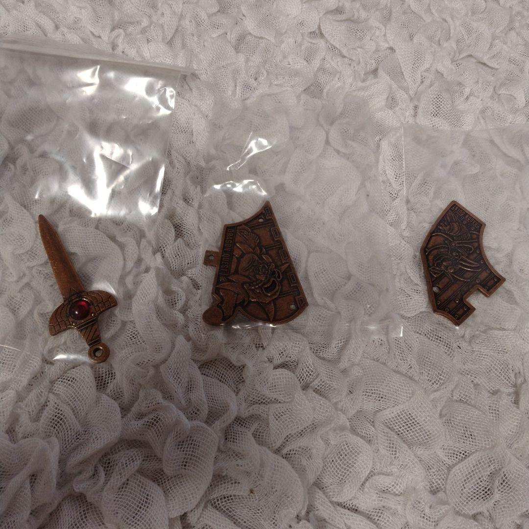 まー　メタルグッズ箱付きとウェファーチョコの袋