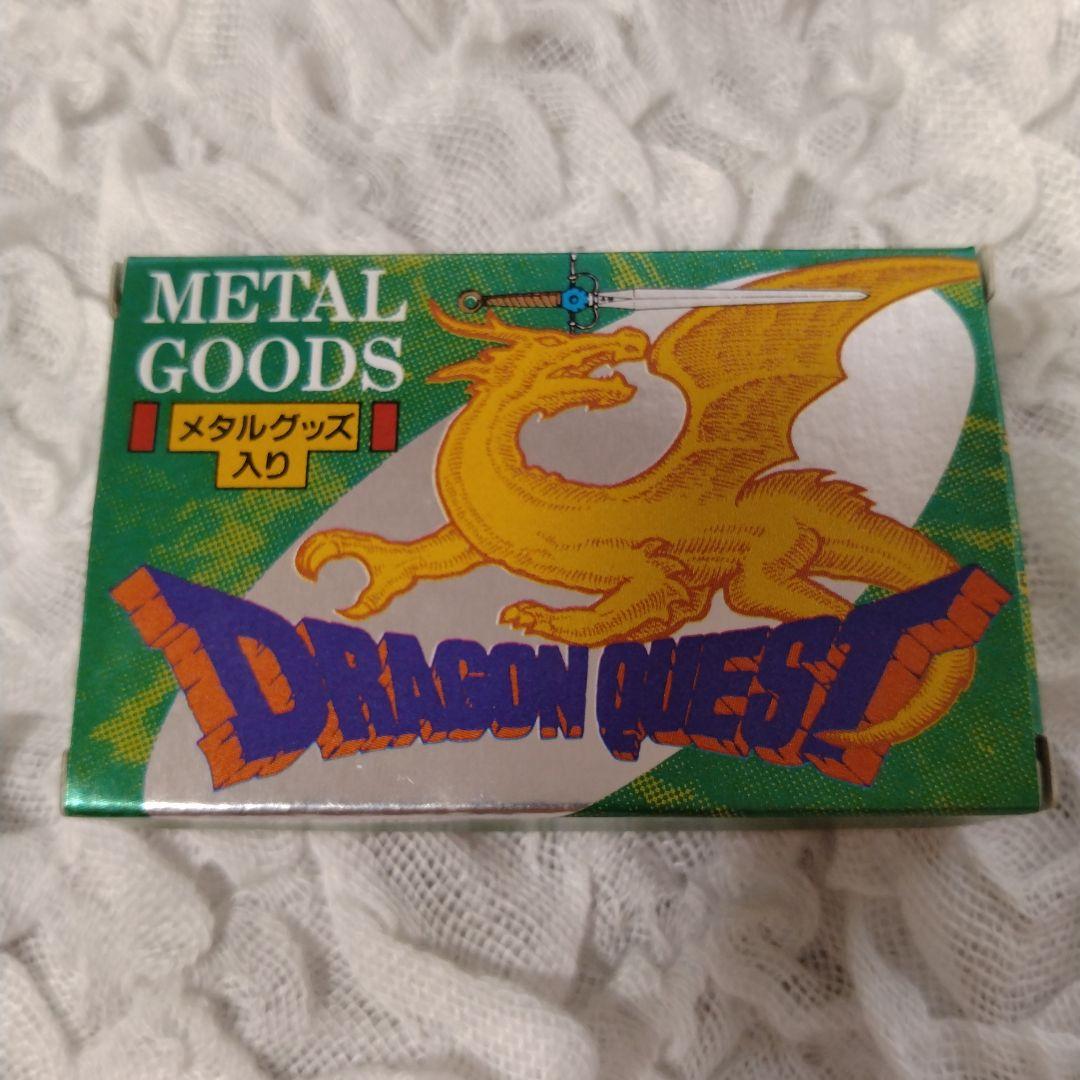 まー　メタルグッズ箱付きとウェファーチョコの袋