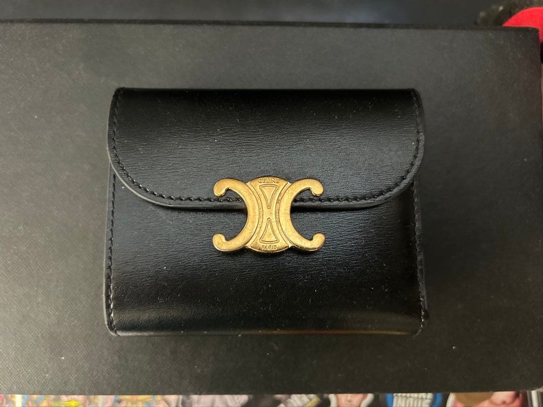 CELINEの三つ折り財布です 今日は一粒万倍日】開運日に使い始めたいセリーヌの大人気「三つ折り