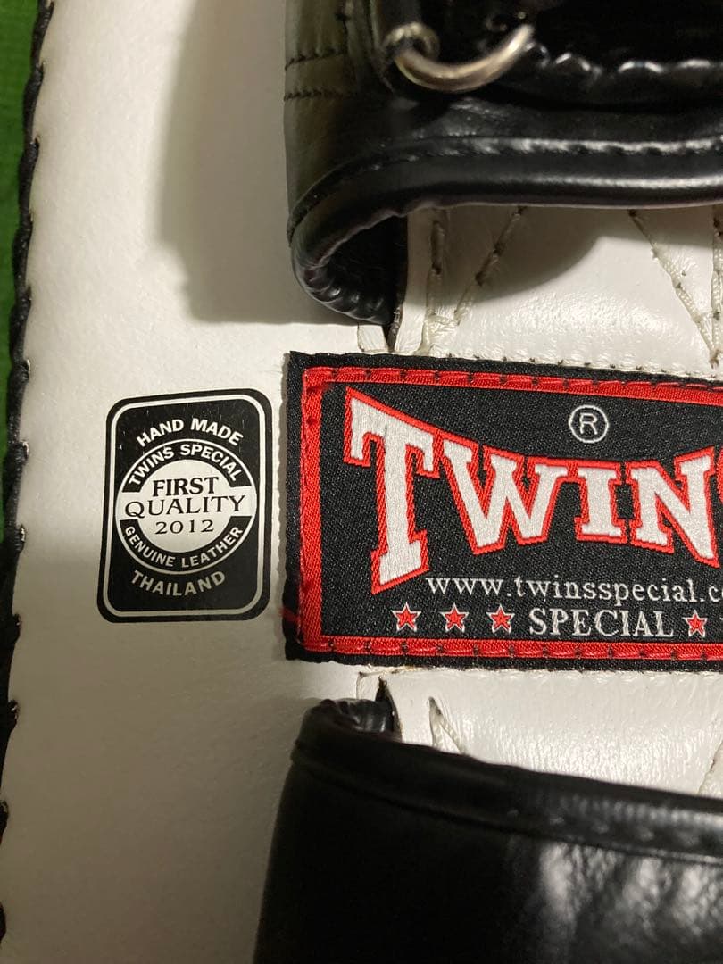 最終価格TWINS SPECIAL 、タイバトルボクシング本革キックミット 最終