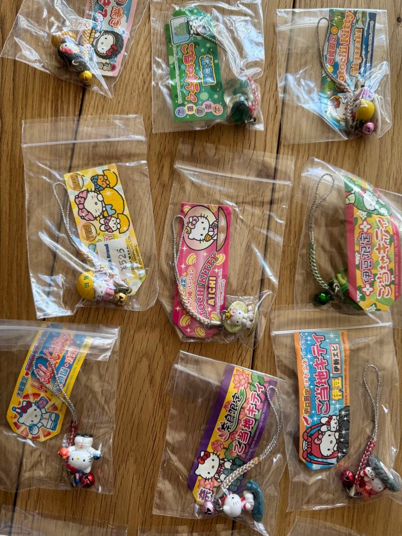 ハローキティーご当地ストラップ 121個セット まとめ売り(バラ売り不可)