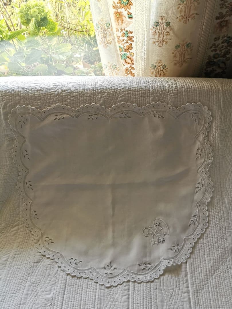 アンティークフランス 葉のオープンカットワーク 花文字刺繍